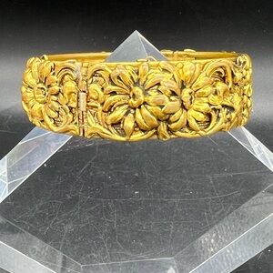 Vintage LISNER FLORAL DESIGN BANGLE BRACELET GOLD TONE ART NOUVEAU